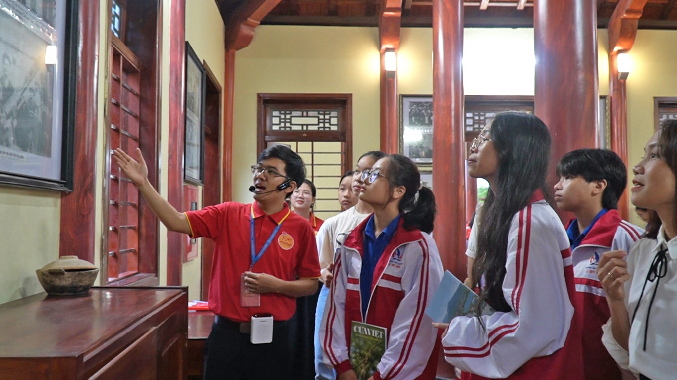 Hướng dẫn vi&ecirc;n Amazing English Tour dẫn đo&agrave;n tham quan nh&agrave; lưu niệm nh&agrave; thơ Chế Lan Vi&ecirc;n