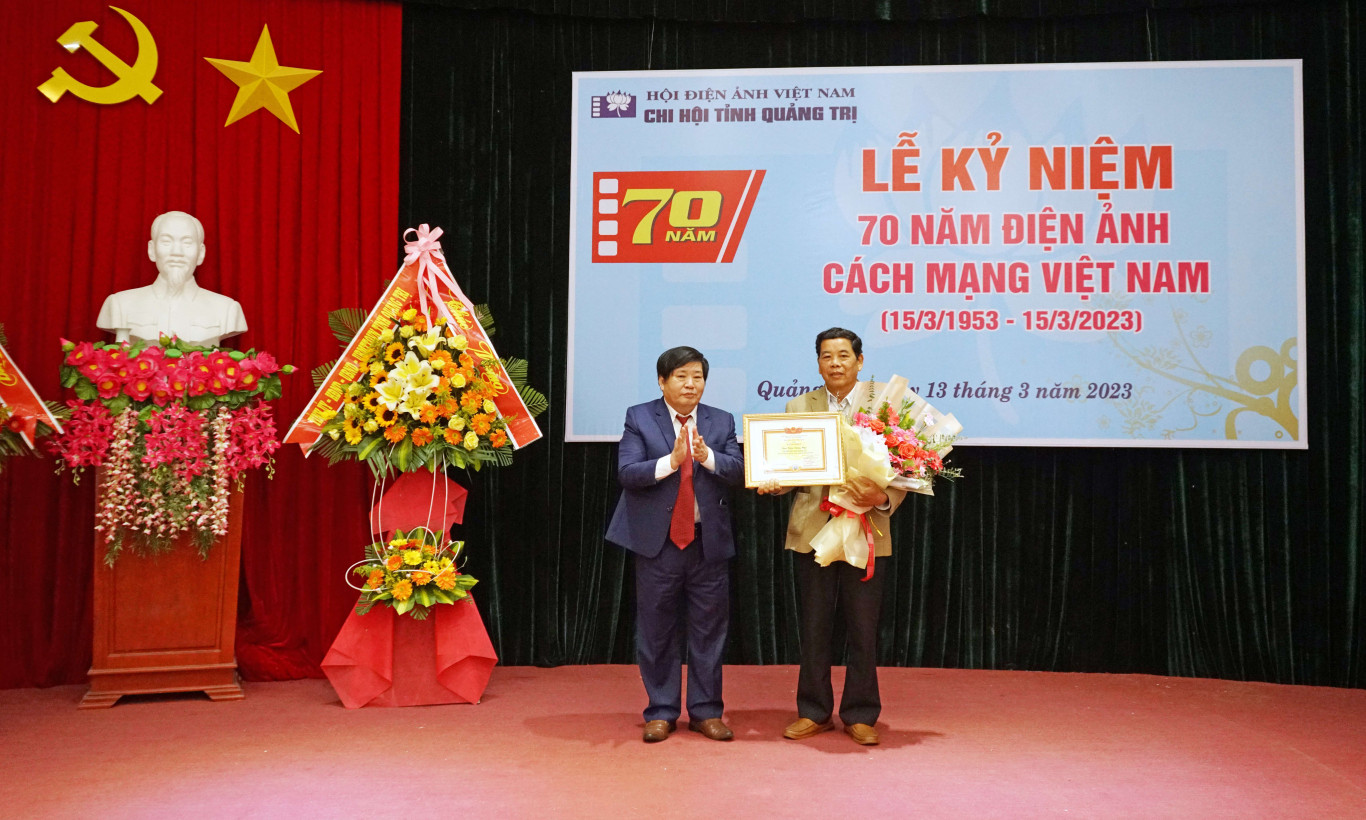 Chủ tịch Hội VHNT tỉnh Nguyễn Văn D&ugrave;ng thừa uỷ quyền Hội Điện ảnh Việt Nam trao bằng khen cho &ocirc;ng Trần Đăng Mậu 