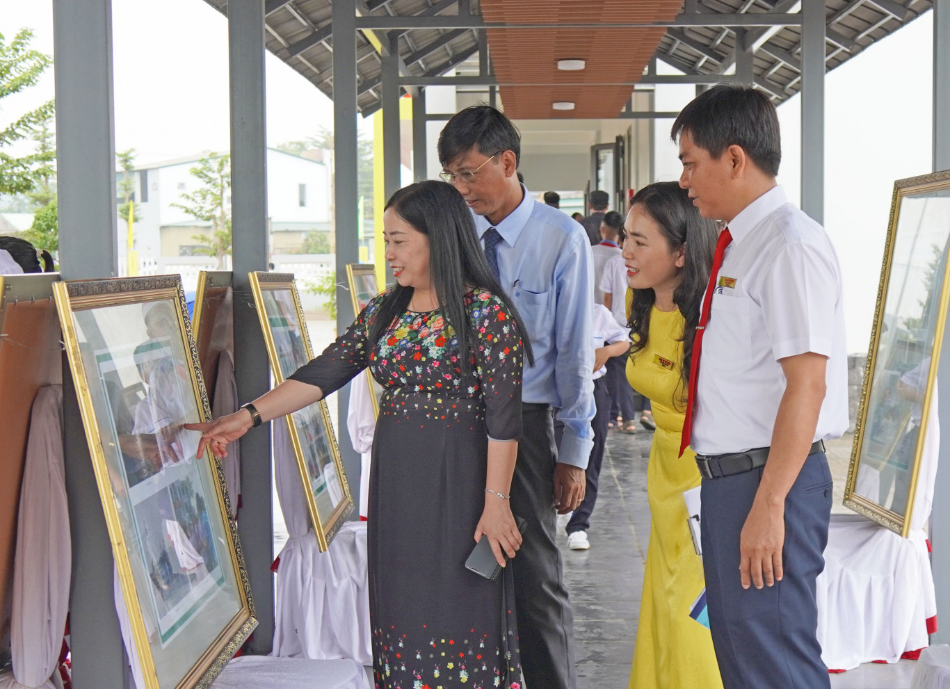 B&agrave; L&ecirc; Thị Anh Đ&agrave;o - Ph&oacute; B&iacute; thư thường trực Th&agrave;nh uỷ, Chủ tịch HĐND th&agrave;nh phố xem triển l&atilde;m nh&acirc;n ng&agrave;y khai giảng.
