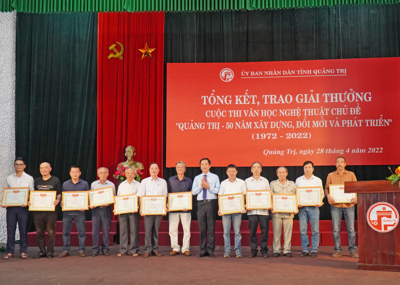 Đồng ch&iacute; Ho&agrave;ng Nam - Ph&oacute; Chủ tịch UBND tỉnh trao bằng chứng nhận cho c&aacute;c t&aacute;c giả đoạt giải C