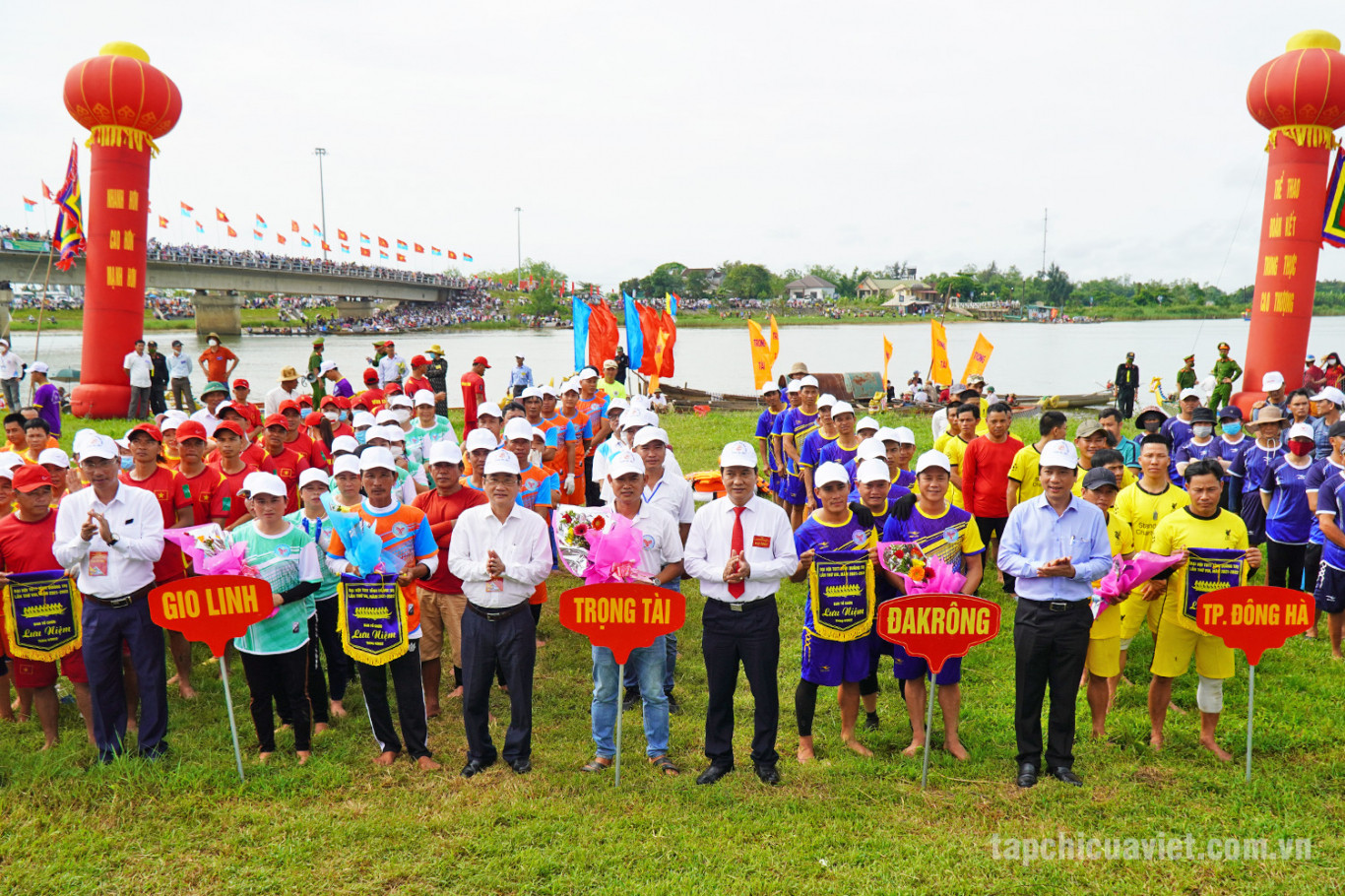 Ban Tổ chức tặng cờ lưu niệm cho c&aacute;c đội thuyền tham dự giải - Ảnh: Hồ Thanh Thọ