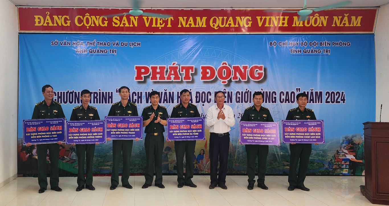 Ban tổ chức trao tặng tủ sách cho các đồn Biên phòng - Ảnh: T.H