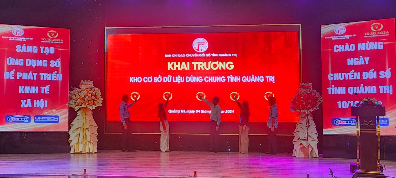 Trong ng&agrave;y chuyển đổi số năm 2024, đại diện c&aacute;c Sở, ban, ngh&agrave;nh c&ugrave;ng thực hiện nghi thức khai trương kho cơ sở dữ liệu d&ugrave;ng chung tỉnh Quảng Trị - Ảnh: T.N