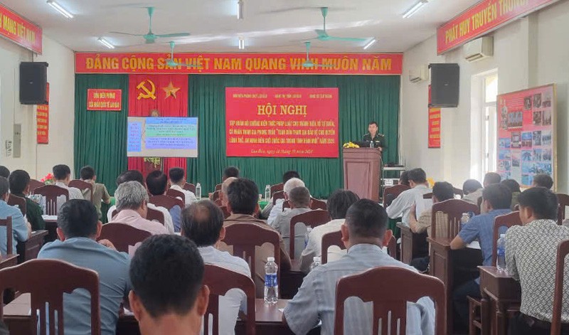 Thiếu t&aacute; Nguyễn Hữu Vũ - Ph&oacute; đồn trưởng tr&igrave;nh b&agrave;y nội dung cơ bản của Nghị định 34 - Ảnh: V.S