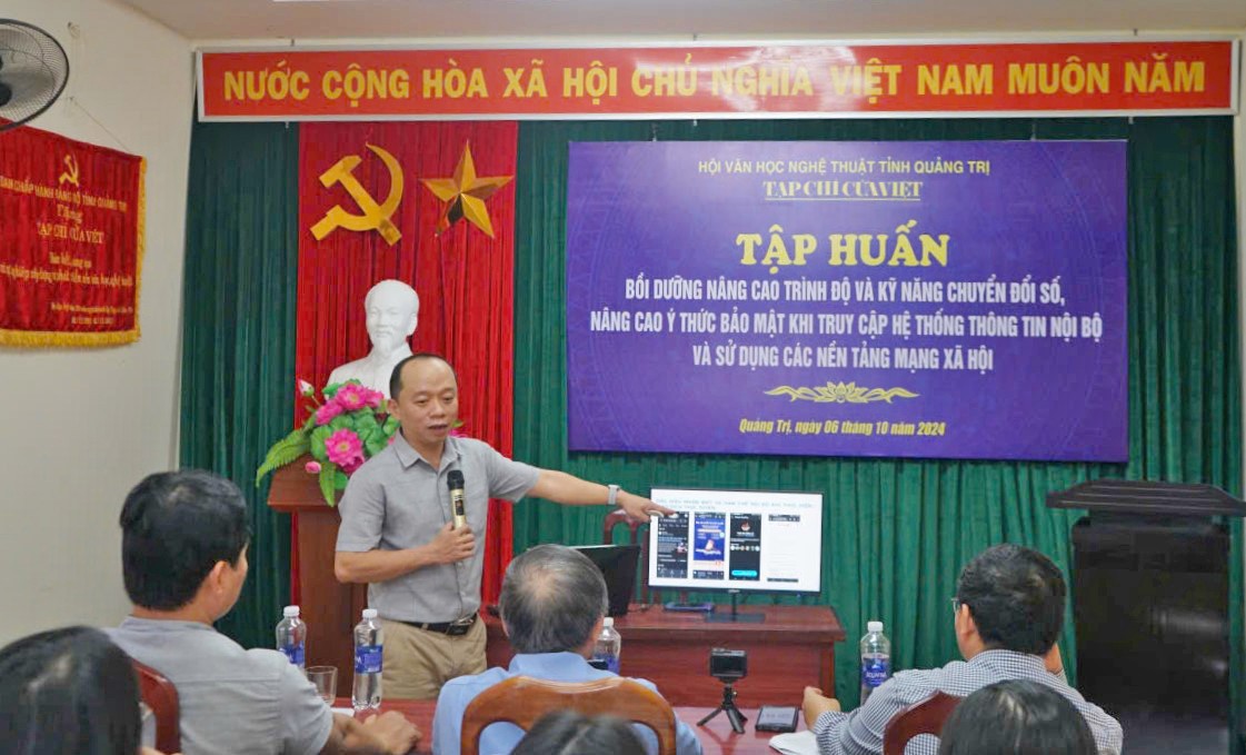 Chuy&ecirc;n gia truyền đạt những nội dung tập huấn - Ảnh: C.N