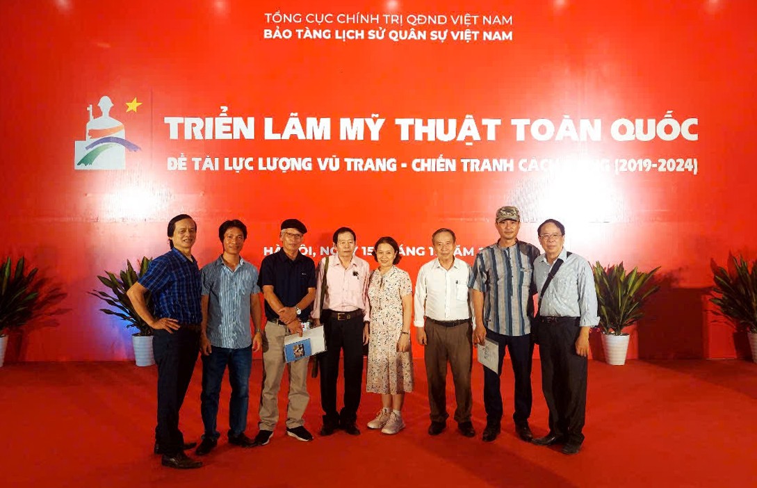 Họa sĩ Quảng Trị chụp ảnh lưu niệm tại Triển l&atilde;m - Ảnh: T.T