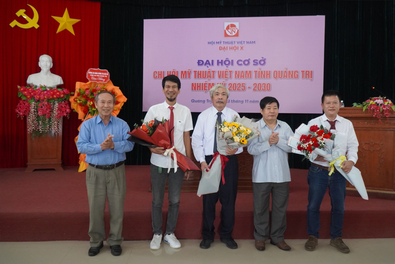Ban chấp h&agrave;nh nhiệm kỳ mới ra mắt đại hội - Ảnh: T.N