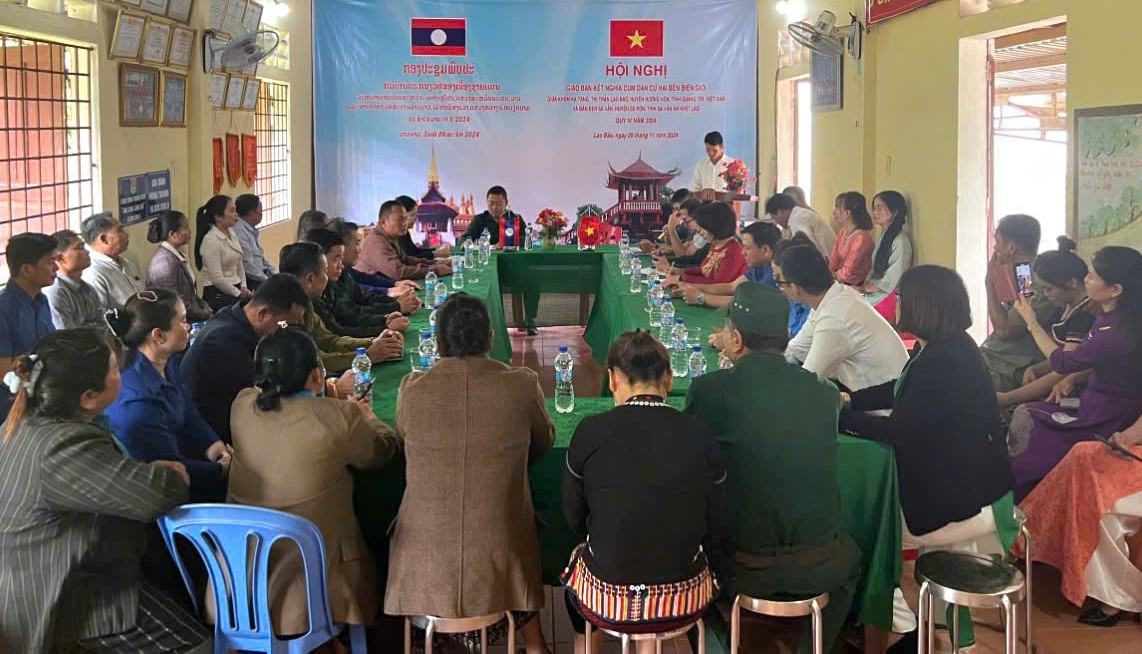 To&agrave;n cảnh hội nghị giao ban giữa bản Ka Tăng (Việt Nam) v&agrave; Densavan (L&agrave;o) - Ảnh: V.S