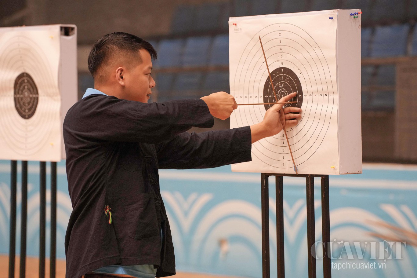 Thu hồi mũi t&ecirc;n sau c&aacute;c lượt bắn nỏ - Ảnh: Thanh Ngọc