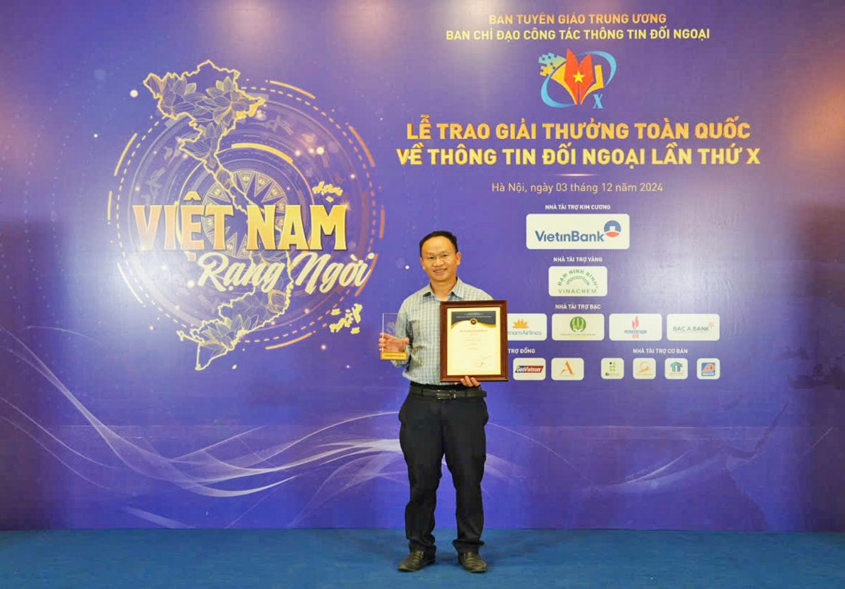 Nh&agrave; b&aacute;o Hồ Thanh Thọ (Tạp ch&iacute; Cửa Việt) đoạt giải Khuyến kh&iacute;ch - Ảnh: T.N