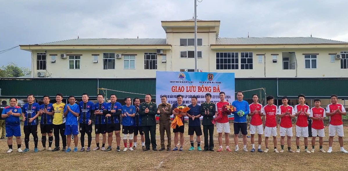 Giao lưu b&oacute;ng đ&aacute; giữa Đồn Bi&ecirc;n ph&ograve;ng CKQT Lao Bảo v&agrave; Đồn C&ocirc;ng an CKQT Đensavan - Ảnh: V.S
