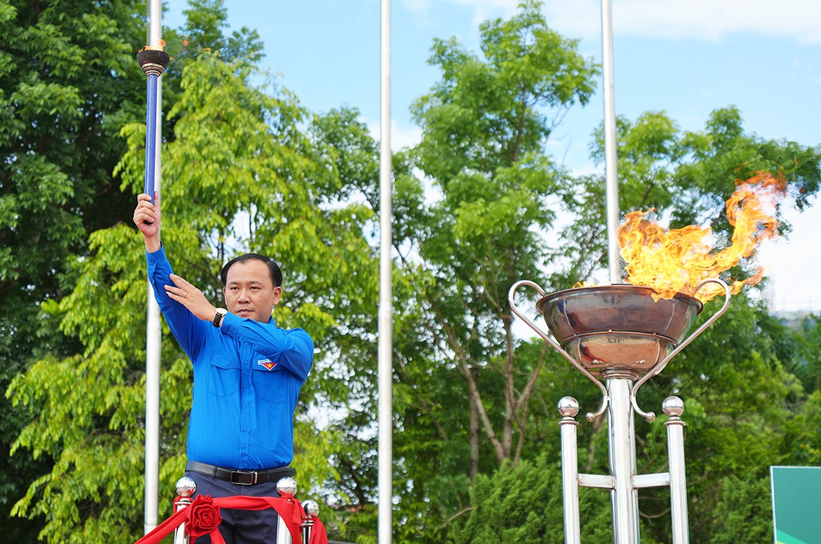 Đồng ch&iacute; Phạm Xu&acirc;n Kh&aacute;nh - Ph&oacute; B&iacute; thư Thường trực Tỉnh Đo&agrave;n, Chủ tịch Hội đồng Đội tỉnh, Trưởng Ban Tổ chức thắp s&aacute;ng đ&agrave;i lửa tại Lễ xuất qu&acirc;n - Ảnh: Thanh Linh
