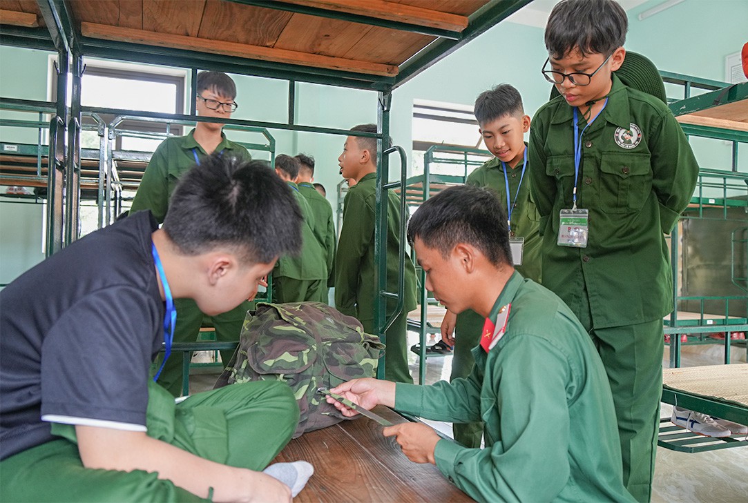 Sau thủ tục nhận ph&ograve;ng, c&aacute;c em học sinh được hướng dẫn sắp xếp nội vụ tư trang c&aacute; nh&acirc;n - Ảnh: Thanh Linh