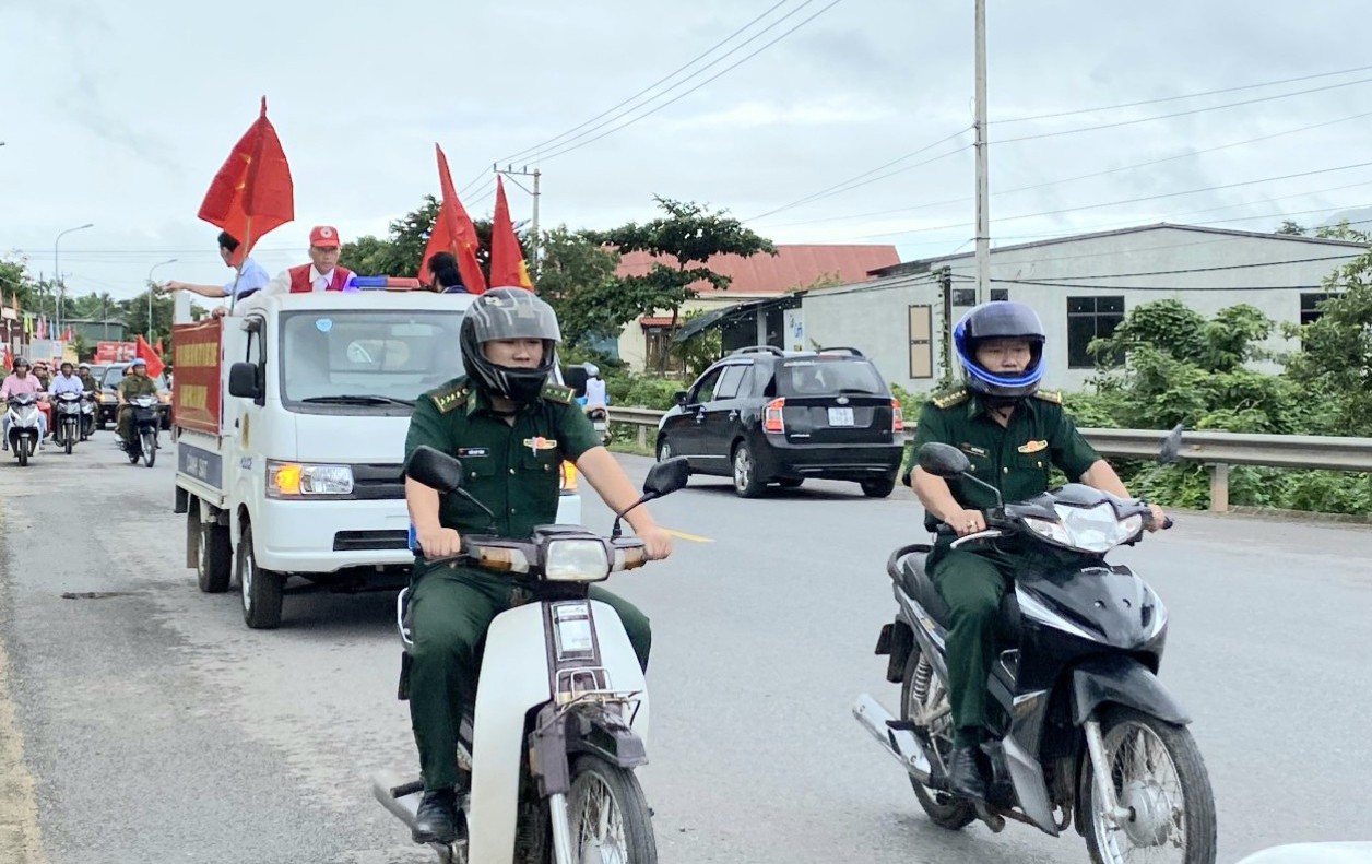 C&aacute;c lực lượng ra qu&acirc;n tuy&ecirc;n truyền ph&ograve;ng chống ma t&uacute;y - Ảnh: V.S