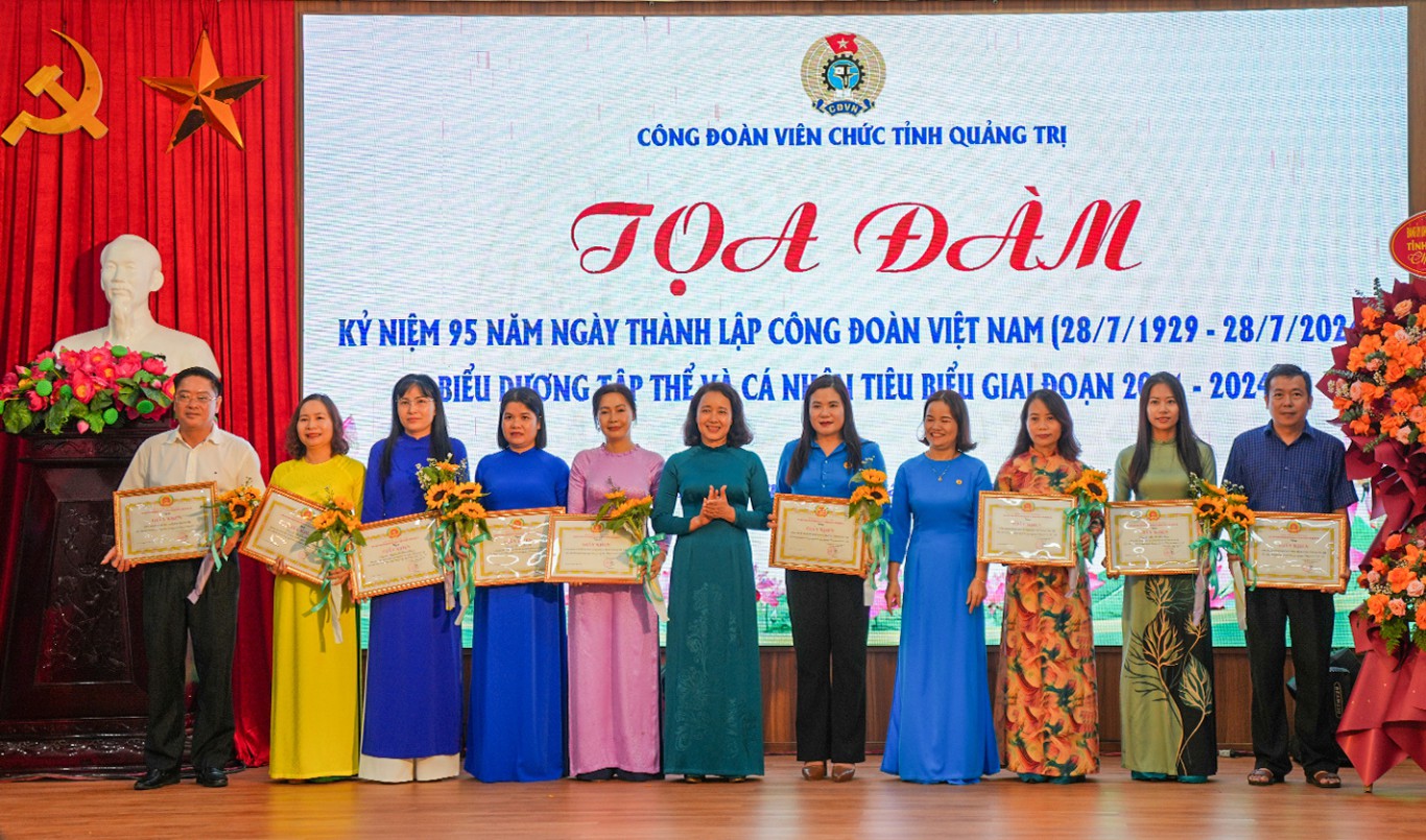 Đảng ủy khối Cơ quan v&agrave; Doanh nghiệp tỉnh Quảng Trị khen thưởng cho tập thể v&agrave; c&aacute; nh&acirc;n c&oacute; th&agrave;nh t&iacute;ch xuất sắc - Ảnh: Thanh Ngọc