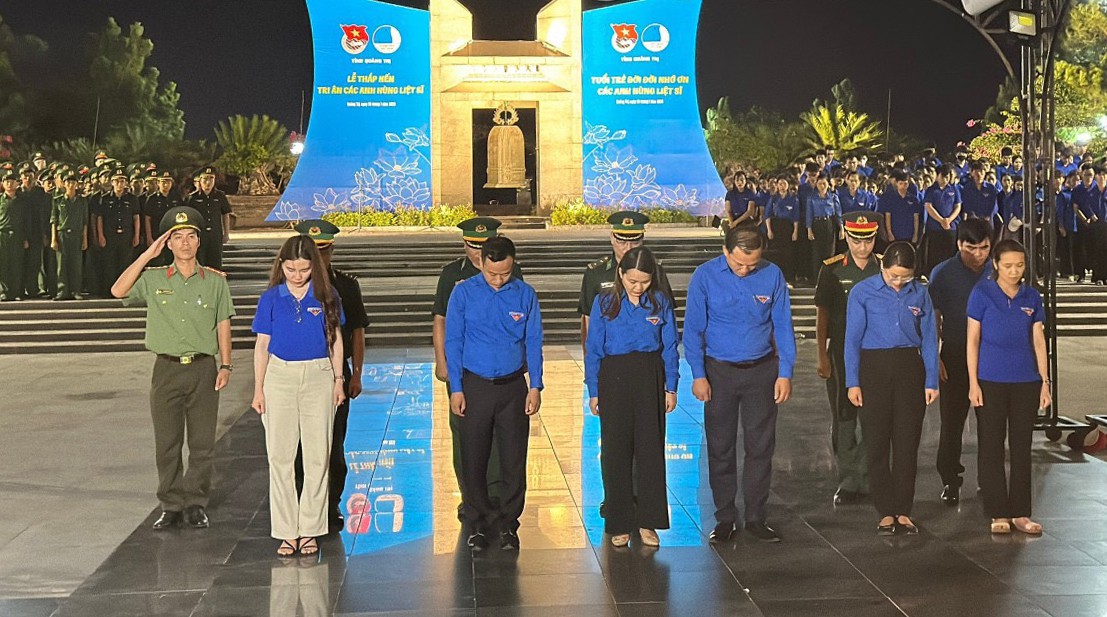 Ph&uacute;t mặc niệm tưởng nhớ thi&ecirc;ng li&ecirc;ng - Ảnh: P.V