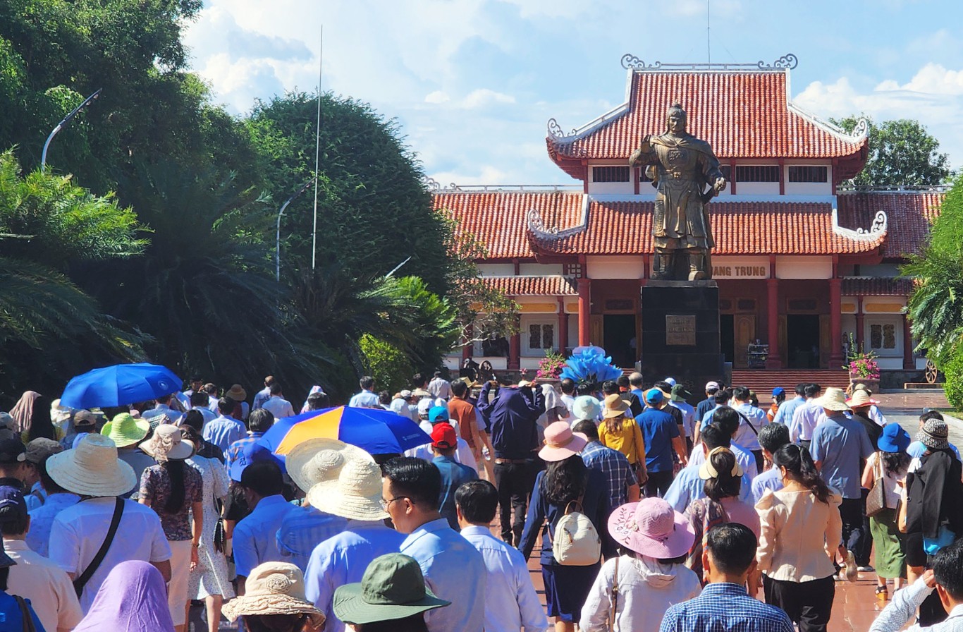 Học vi&ecirc;n thực tế tại Di t&iacute;ch lịch sử quốc gia đặc biệt Đền thờ T&acirc;y Sơn Tam kiệt - Ảnh: T.N