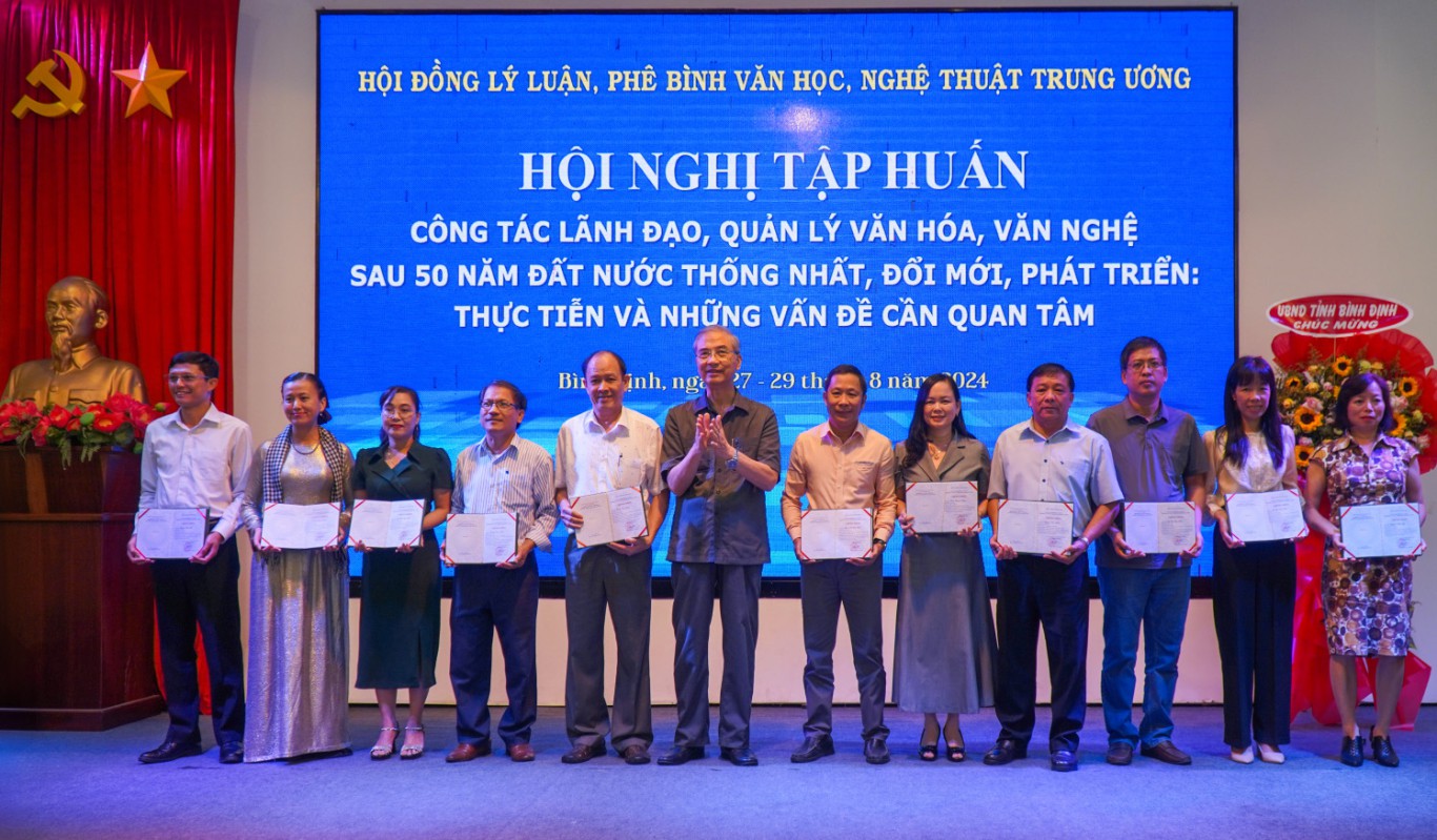 Ban tổ chức trao chứng nhận cho học vi&ecirc;n tham gia tập huấn - Ảnh: T.N