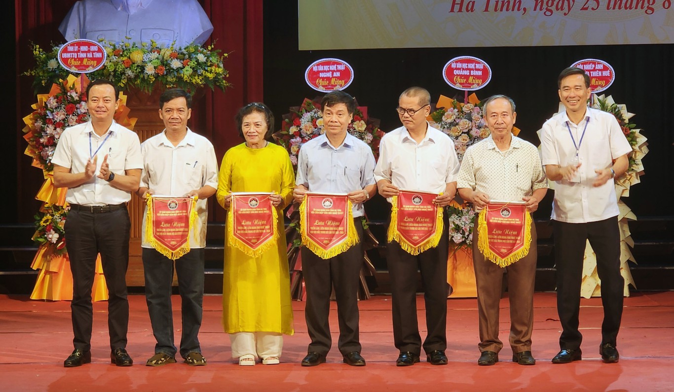 Ban Tổ chức trao cờ lưu niệm cho c&aacute;c đơn vị tham gia li&ecirc;n hoan - Ảnh: T.L