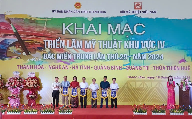 Ban tổ chức trao cờ lưu niệm cho đại diện c&aacute;c tỉnh tham dự triển l&atilde;m - Ảnh: PV