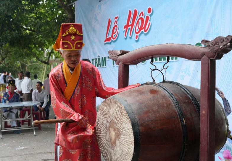Tiếng trống khai hội ''ph&aacute; trằm'' - Ảnh: T.N