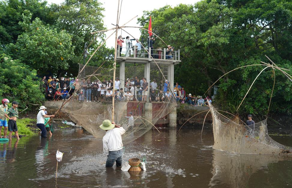 Đ&ocirc;ng đảo du kh&aacute;ch đến tham dự lễ hội - Ảnh: T.N