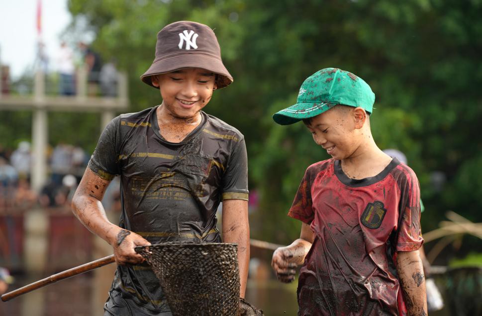 Niềm vui khi được tham gia lễ hội ''ph&aacute; trằm'' - Ảnh: T.N