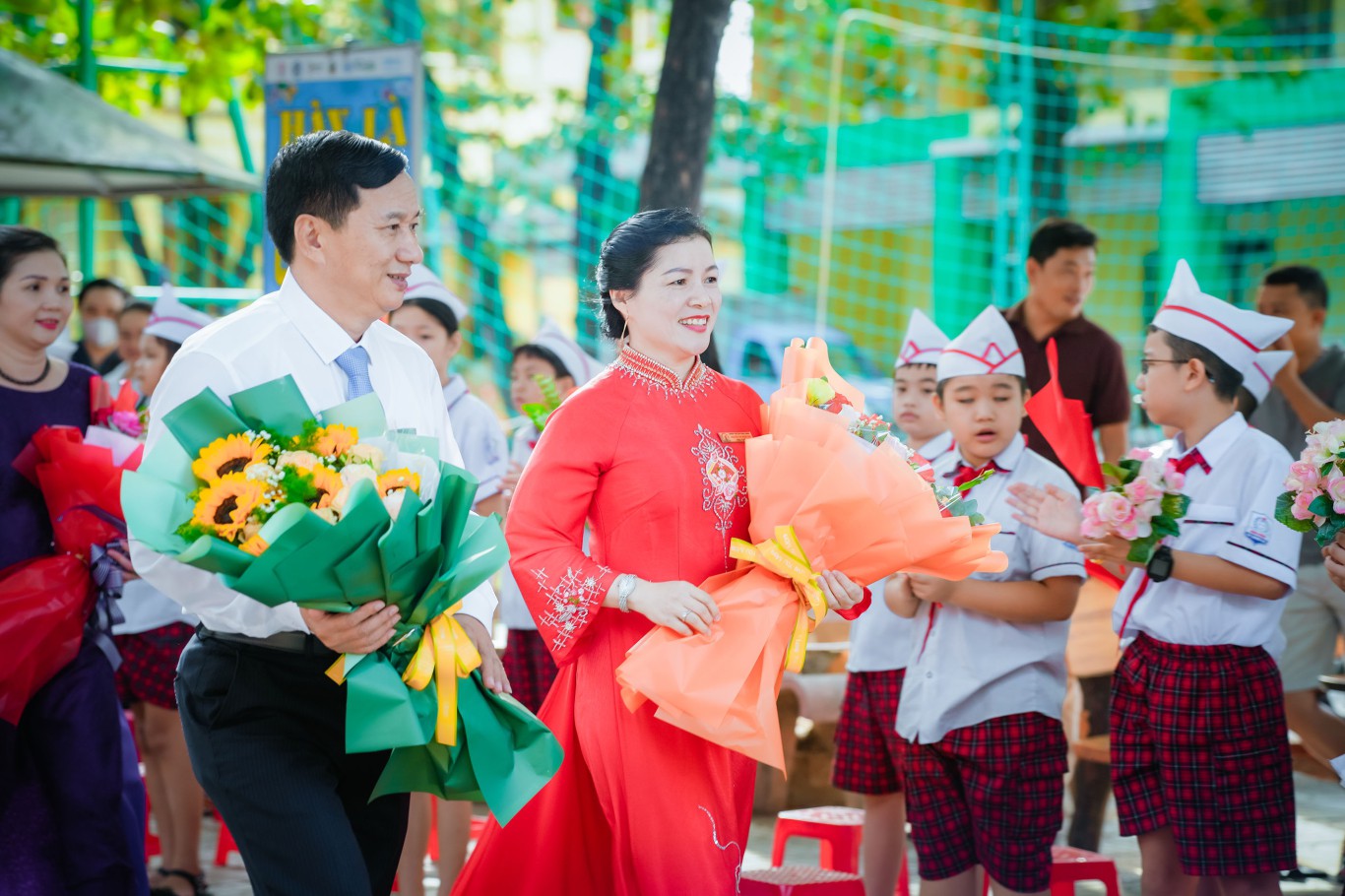 Đ&oacute;n ch&agrave;o học sinh mới - Ảnh: T.N