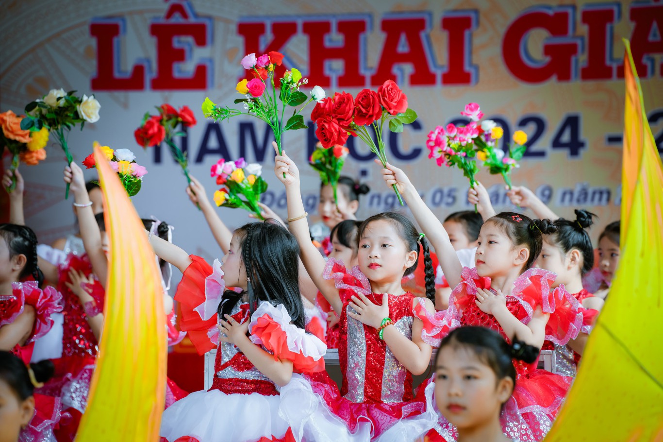 Tiết mục văn nghệ s&ocirc;i nổi ch&agrave;o mừng lễ khai giảng năm học 2024 - 2025 - Ảnh: T.N