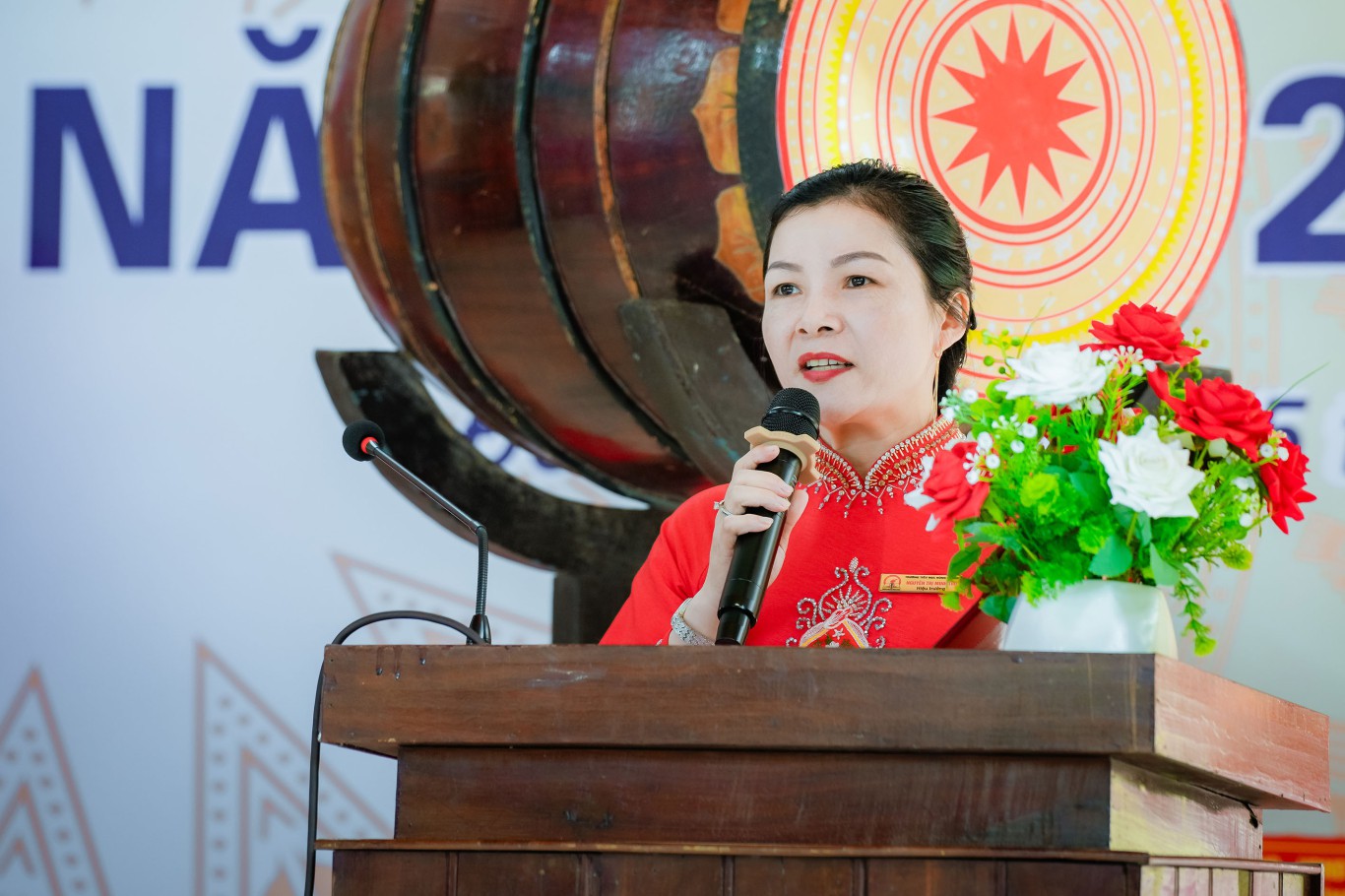 C&ocirc; gi&aacute;o Nguyễn Thị Minh Thu - Hiệu trưởng trường tiểu học H&ugrave;ng Vương ph&aacute;t biểu khai giảng năm học mới - Ảnh: T.N