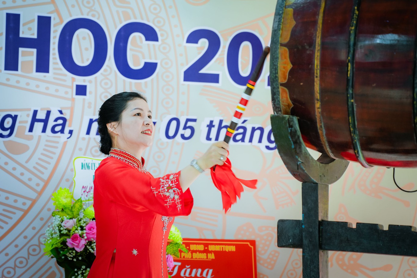C&ocirc; gi&aacute;o Nguyễn Thị Minh Thu - Hiệu trưởng trường tiểu học H&ugrave;ng Vương đ&aacute;nh trống khai giảng năm học mới - Ảnh: T.N