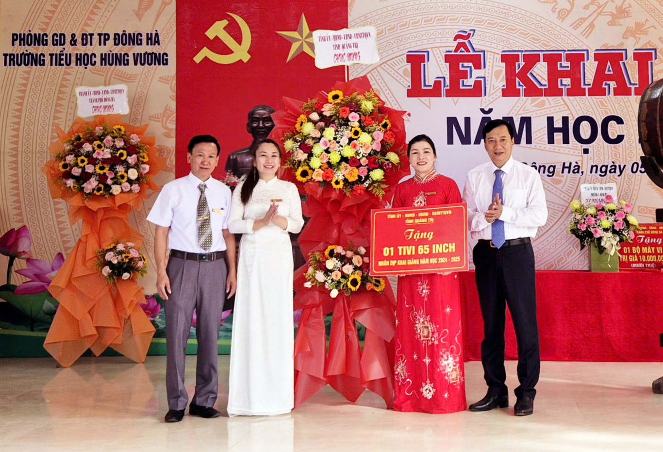 Trường tiểu học H&ugrave;ng Vương đ&oacute;n nhận c&aacute;c phần qu&agrave; của l&atilde;nh đạo tỉnh v&agrave; th&agrave;nh phố - Ảnh: T.N