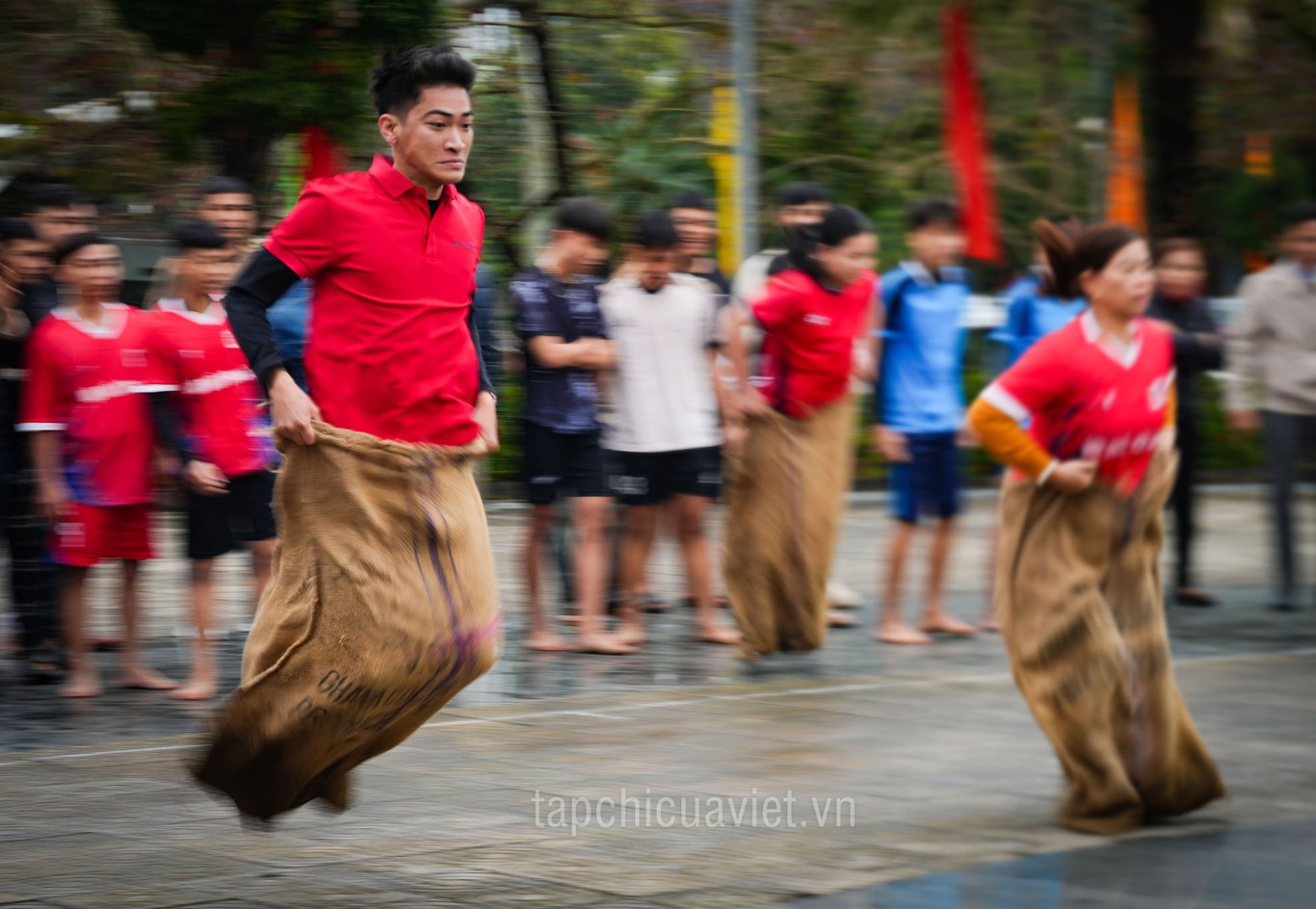 S&ocirc;i nổi tr&ograve; chơi nhảy bao bố - Ảnh: P.V