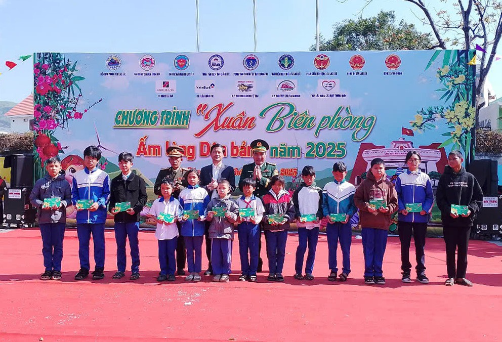 Ban tổ chức tặng qu&agrave; cho 16 ch&aacute;u trong chương tr&igrave;nh n&acirc;ng bước em đến trường - Con nu&ocirc;i đồn Bi&ecirc;n ph&ograve;ng - Ảnh: V.S