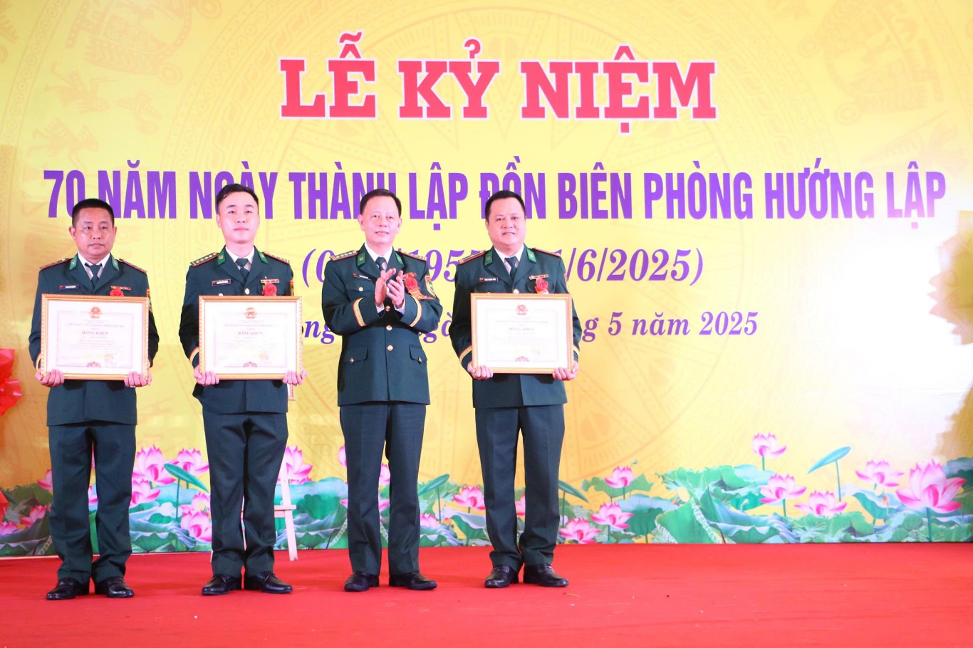 Trao bằng khen cho tập thể, cá nhân tiêu biểu của Đồn Biên phòng Hướng Lập vì những đóng góp xuất sắc trong sự nghiệp bảo vệ biên giới quốc gia - Ảnh: P.V
