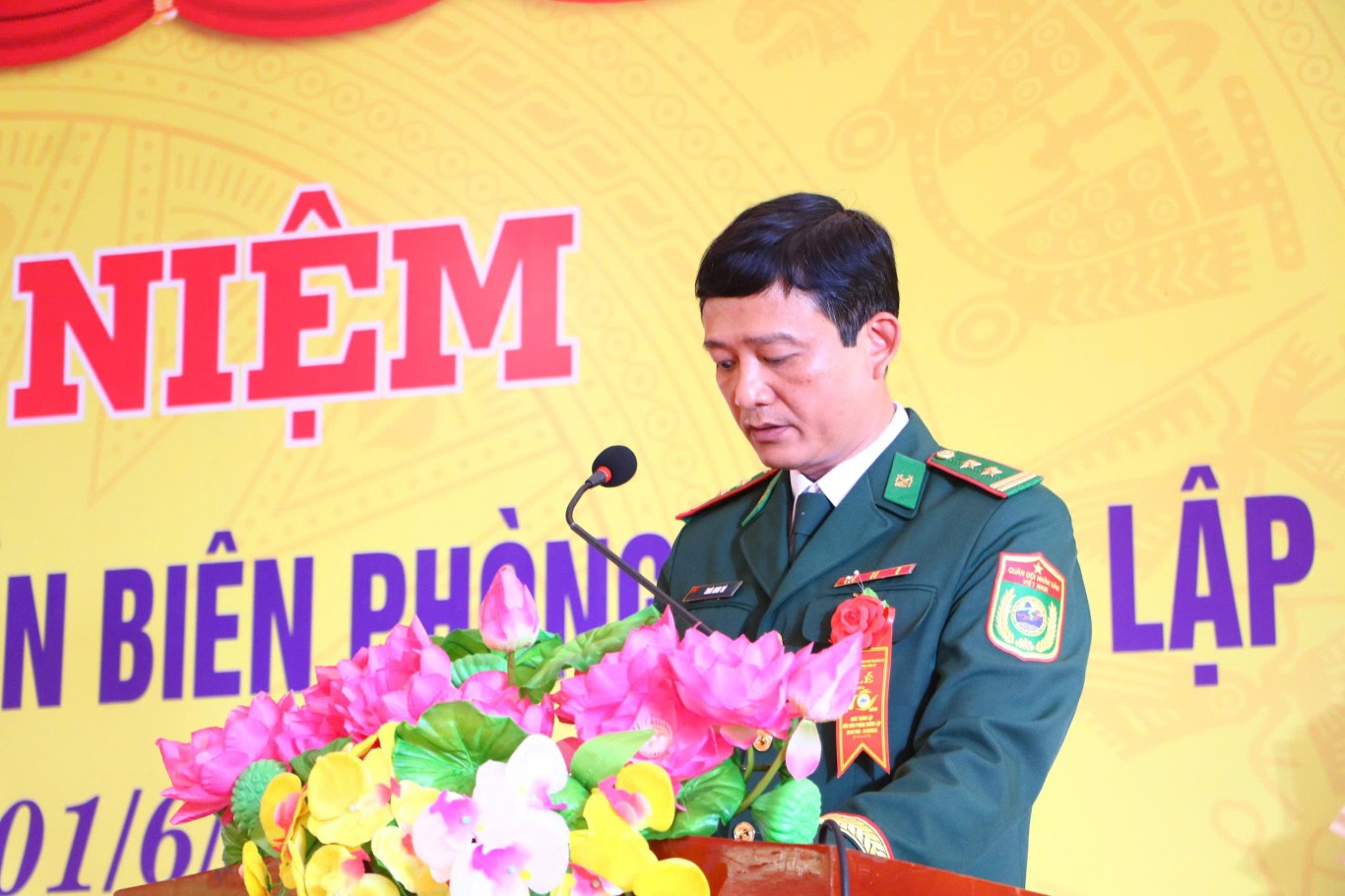 Trung tá Thái Anh Tú - Chính trị viên Đồn Biên phòng Hướng Lập đã xúc động điểm lại chặng đường 70 năm của đơn vị - Ảnh: P.V