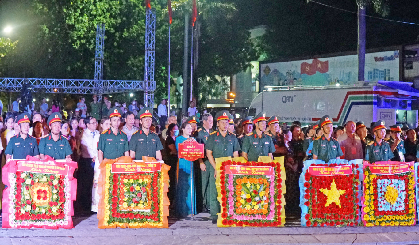 C&aacute;c đại biểu tham dự chương tr&igrave;nh Đ&ecirc;m hoa đăng tại Nh&agrave; h&agrave;nh lễ - Bến thả hoa bờ Nam s&ocirc;ng Thạch H&atilde;n