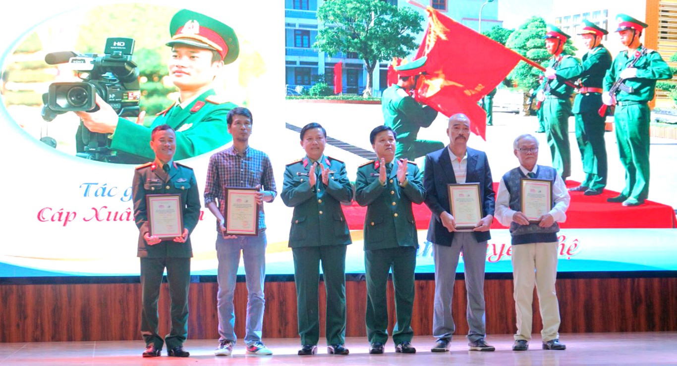 Trao giải A cho 4 t&aacute;c giả tại lễ bế mạc - Ảnh: L.T
