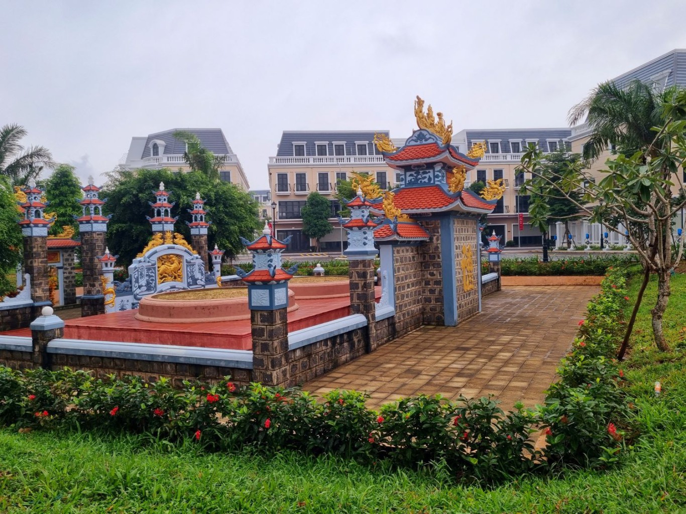 Lăng mộ của ng&agrave;i &ldquo;tiền khai khẩn&rdquo; c&ograve;n lại giữa đ&ocirc; thị mới như một ngụ ng&ocirc;n ẩn &yacute; v&agrave; nhắc nhở - Ảnh: L.V.T