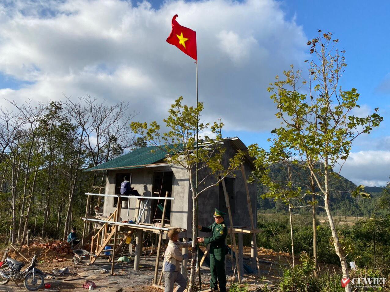 Cờ Tổ quốc tung bay tr&ecirc;n th&ocirc;n, bản đồng b&agrave;o d&acirc;n tộc miền bi&ecirc;n giới.