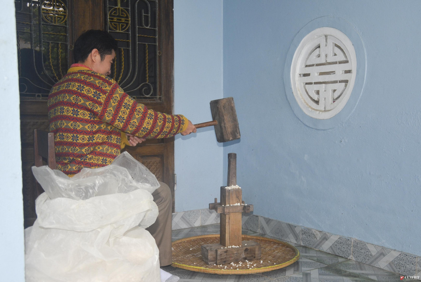 Đ&oacute;ng b&aacute;nh kh&ocirc; truyền thống - Ảnh: TA