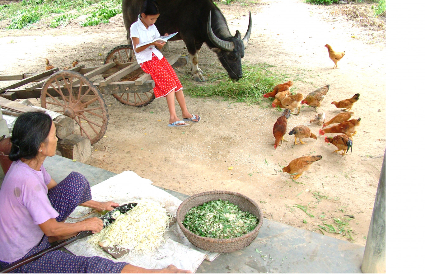 Chăm lo học h&agrave;nh để vượt ngh&egrave;o kh&oacute;. Ảnh: Minh Thư 