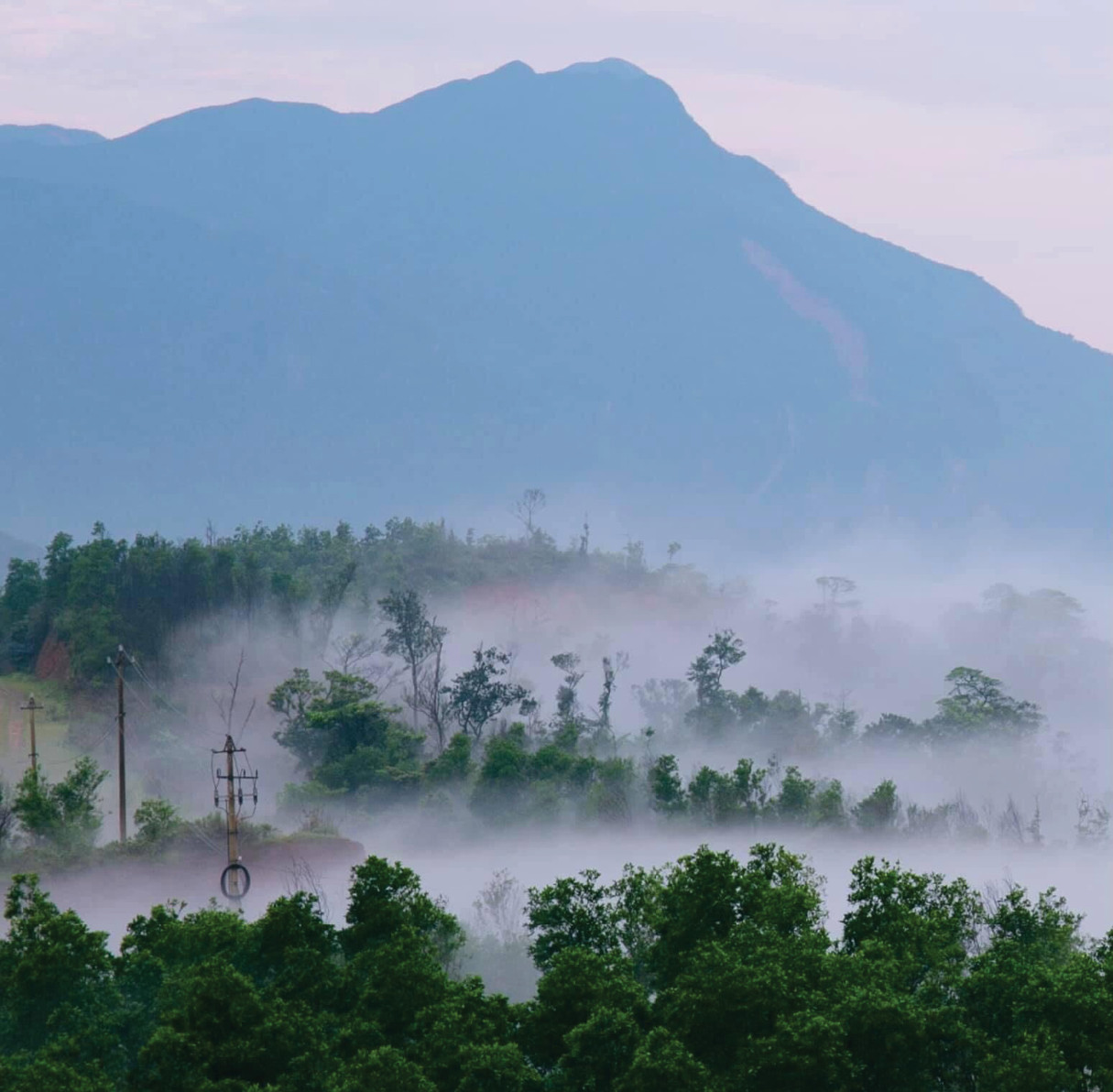 Dưới ch&acirc;n n&uacute;i t&aacute; linh