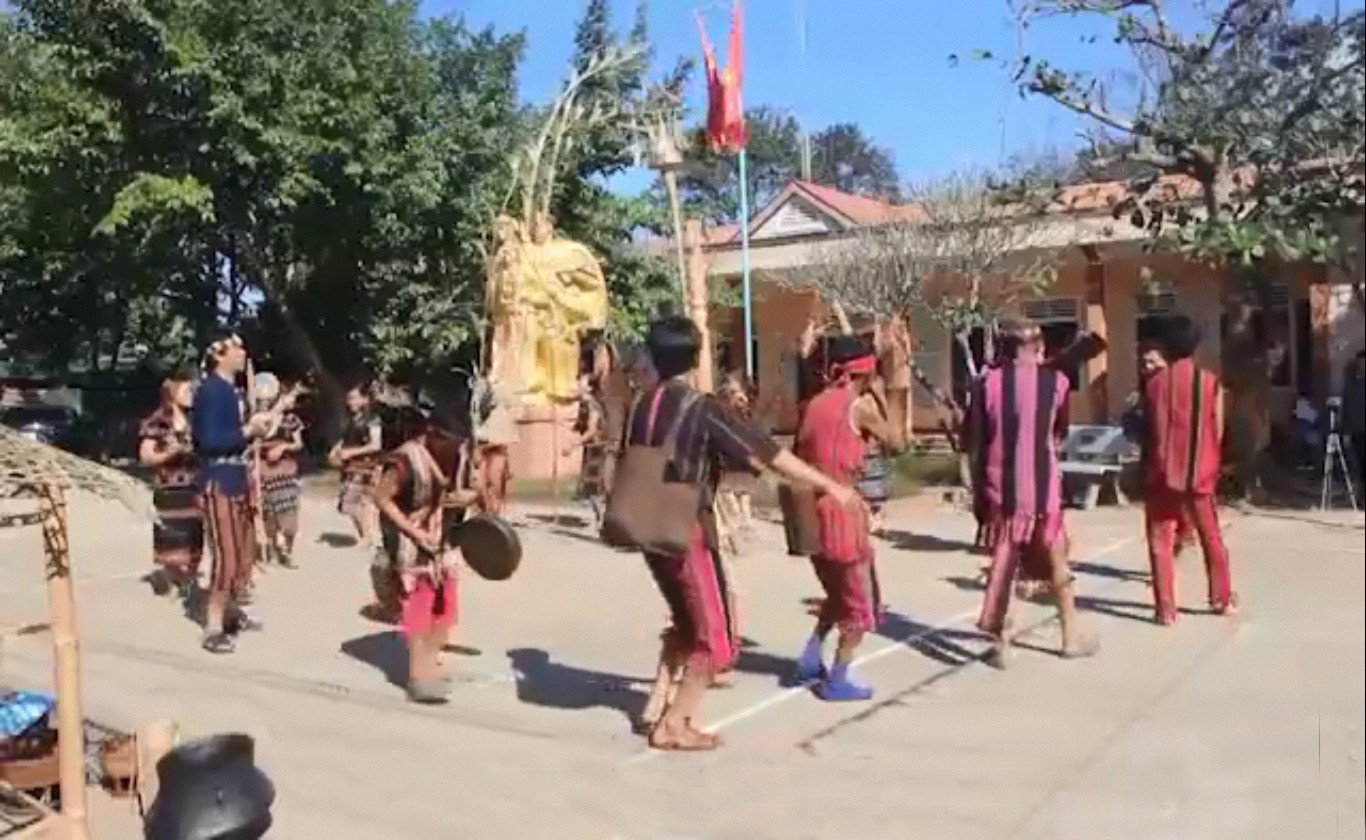 Cồng chi&ecirc;ng được sử dụng trong phục dựng lễ hội mừng l&agrave;ng mới  tại x&atilde; Axing, huyện Hướng Ho&aacute; - Ảnh: H.T.L