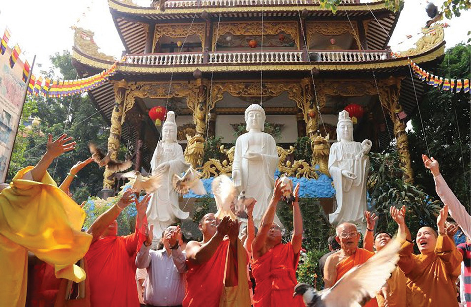 Chư tăng  L&agrave;o-Việt Nam c&ugrave;ng nhau  thực hiện nghi thức ph&oacute;ng sinh  tại ch&ugrave;a Phật T&iacute;ch Vi&ecirc;ng Chăn - Ảnh: IT