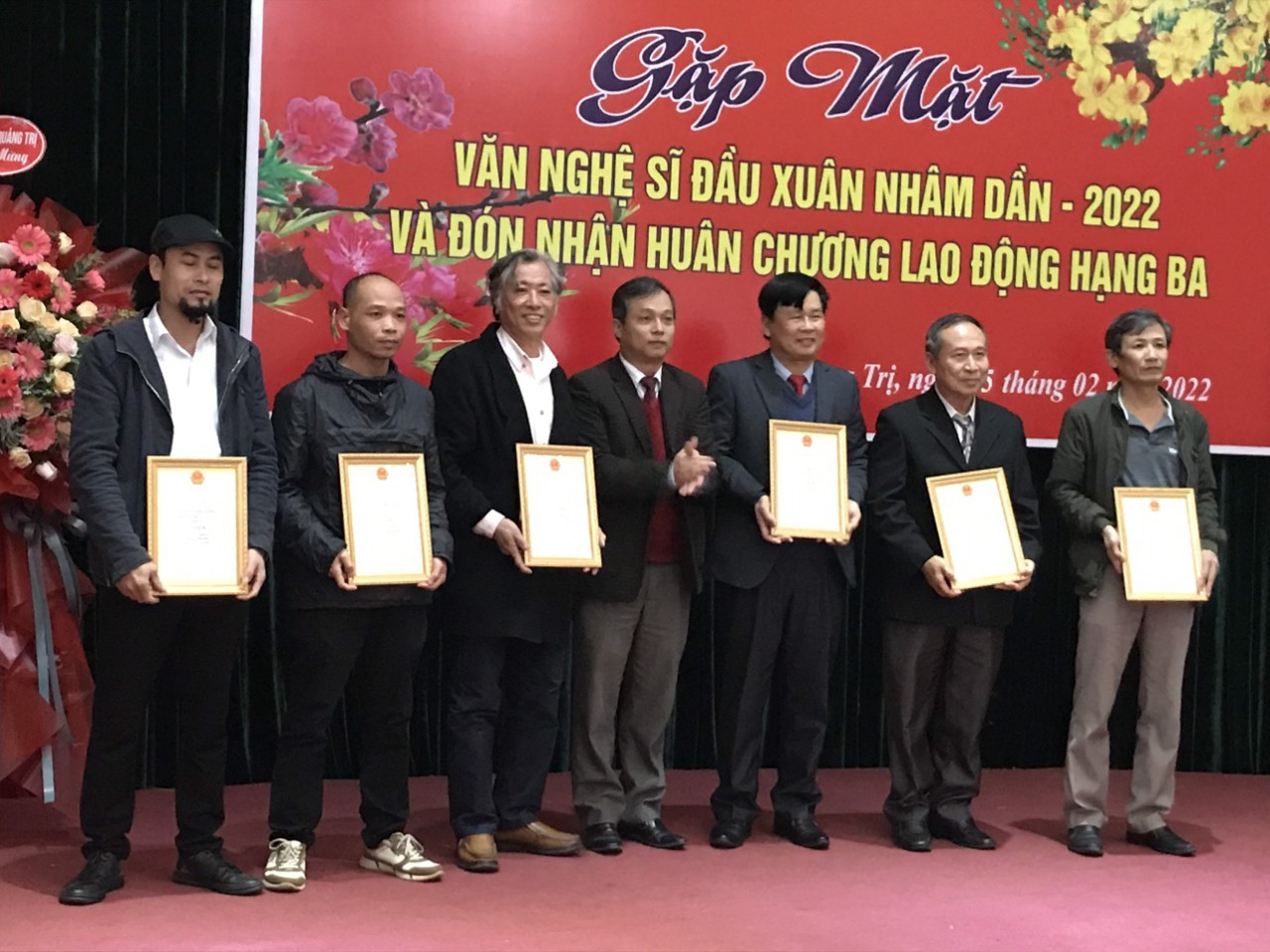 T&aacute;c giả Xu&acirc;n Lợi (thứ 3 từ tr&aacute;i) nhận Giải B Giải thưởng VHNT tỉnh Quảng Trị năm 2021 - Ảnh: X.L