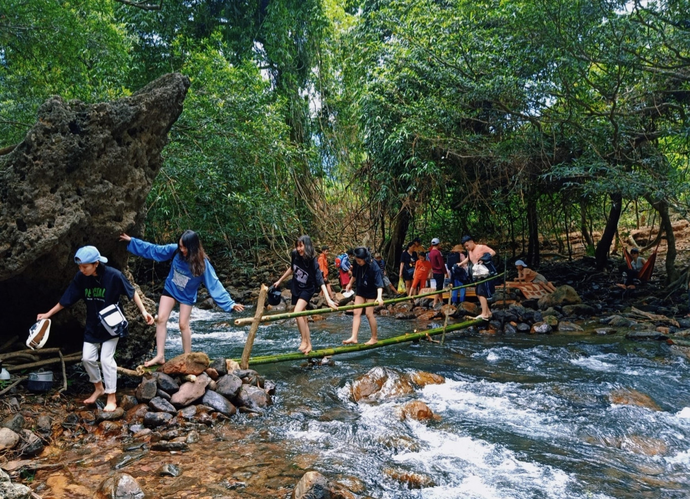 Du kh&aacute;ch tham gia tour Trải nghiệm T&agrave; Long - Ảnh: H.T.T