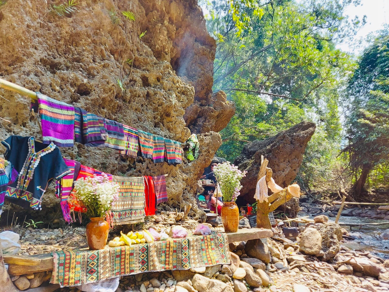 G&oacute;c chợ nhỏ ngay tại bờ suối T&agrave; Lao b&agrave;y b&aacute;n c&aacute;c sản vật v&ugrave;ng cao - Ảnh: H.T.T