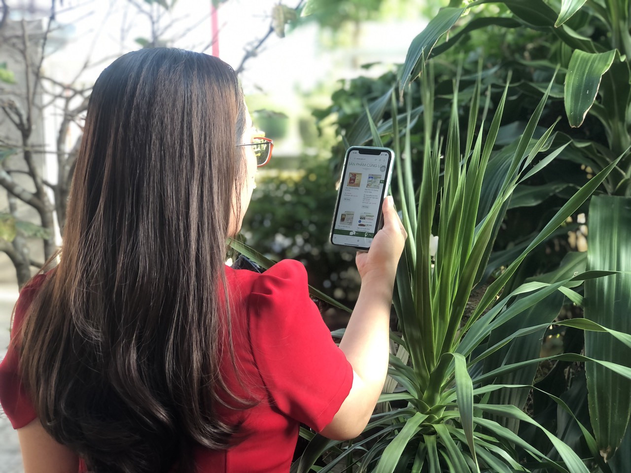 Ng&agrave;y c&agrave;ng c&oacute; nhiều người d&acirc;n sử dụng điện thoại th&ocirc;ng minh để giao dịch tr&ecirc;n c&aacute;c s&agrave;n thương mại điện tử.&emsp;