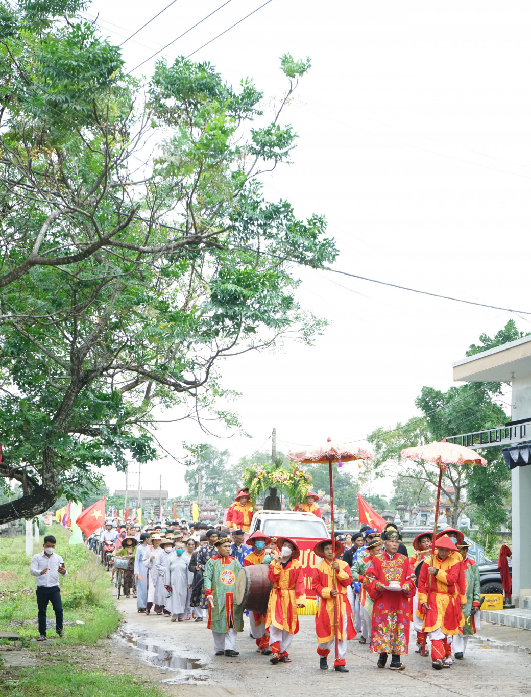 Ch&iacute;nh quyền x&atilde; Triệu Giang c&ugrave;ng người d&acirc;n l&agrave;ng Tr&agrave; Li&ecirc;n tham gia lễ rước tượng Th&aacute;i ph&oacute; Nguyễn Ư Dĩ - Ảnh: Hạnh Nguy&ecirc;n